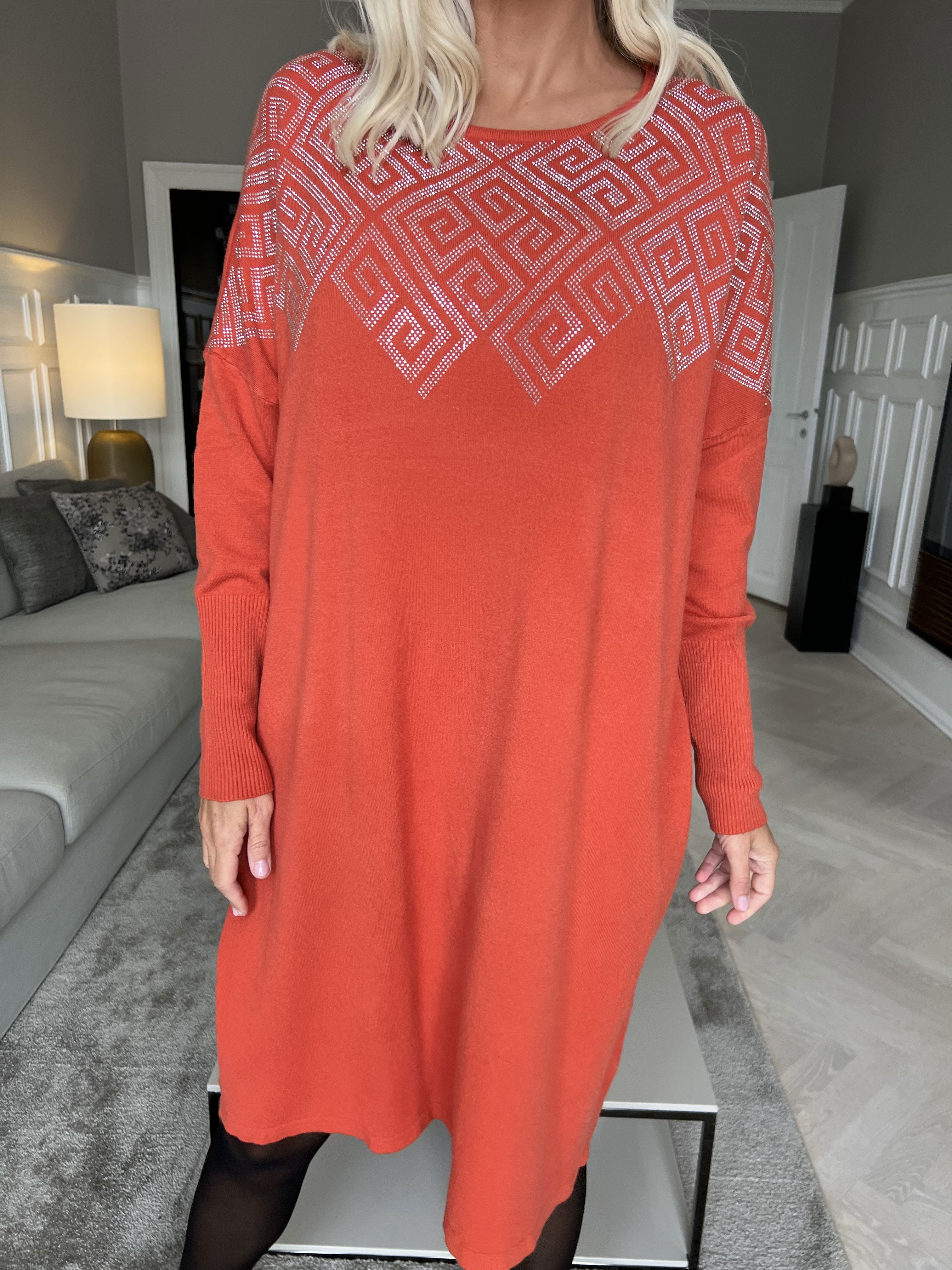 Luna - Mjuk stickad plus size klänning med strass